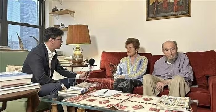 Mme Cora et Peter Weiss accordent une interview à la presse vietnamienne, en janvier 2023. Photo : VNA