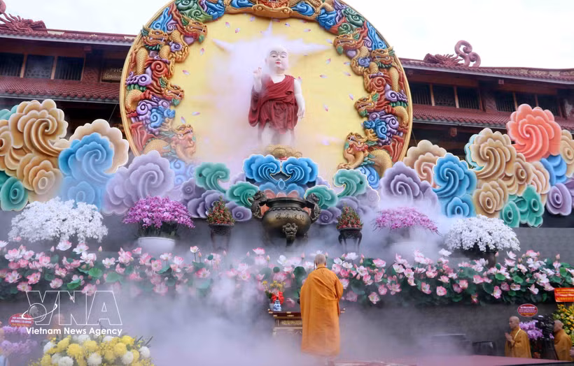 Le vénérable Thich Tri Quang, patriarche suprême du Sangha bouddhiste du Vietnam, offre de l'encens devant la statue du Bouddha. Photo : VNA