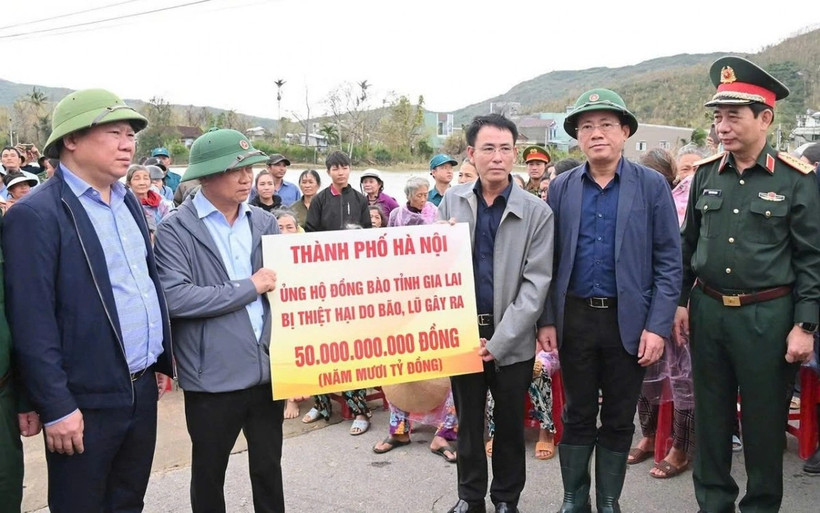 Le 22 novembre, le secrétaire adjoint du Comité municipal du Parti de Hanoï, Nguyen Trong Dong, remet une aide financière de 50 milliards de dongs de Hanoï à la province de Gia Lai. Photo : Vov.vn 