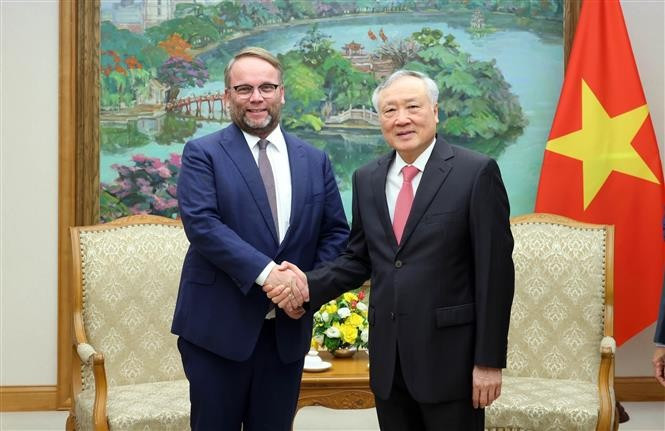 Le vice-Premier ministre permanent du gouvernement vietnamien, Nguyen Hoa Binh (droite) reçoit le ministre de la Recherche, des Arts et de la Culture de Hesse, Timon Gremmels. Photo: VNA