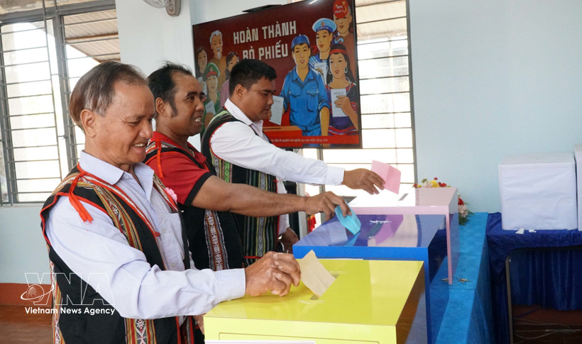 Des personnes issues des minorités ethniques dans la province de Gia Lai se sont rendues aux urnes le 15 mars. Photo : VNA