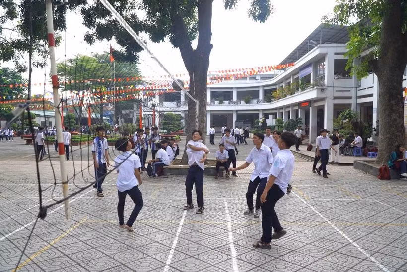 Des élèves du lycée Nguyên Thuong Hiên, à Hô Chi Minh-Ville, pratiquent un sport pendant la récréation. Photo : laodong.vn