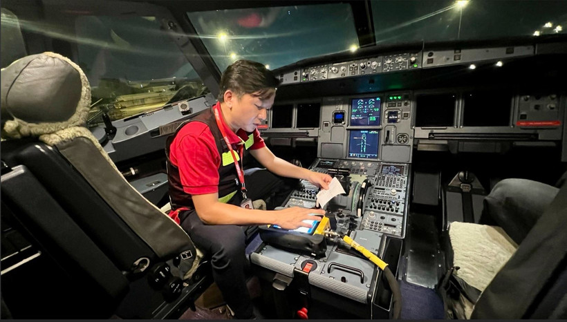 Les ingénieurs de Vietjet travaillent sans relâche pendant 32 heures pour mettre à jour le logiciel de la flotte d'Airbus A320 de la compagnie. Photo : Vietjet