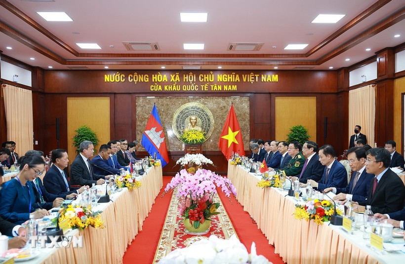 Entretien entre le Premier ministre Pham Minh Chinh et son homologue cambodgien Hun Manet. Photo: VNA