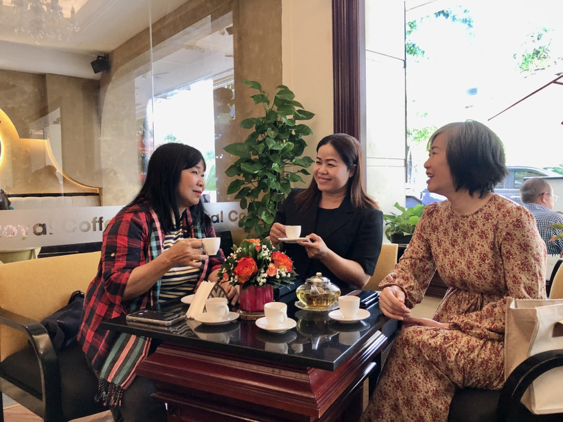 Les visiteurs dégustent le thé vietnamien. Photo: VNA