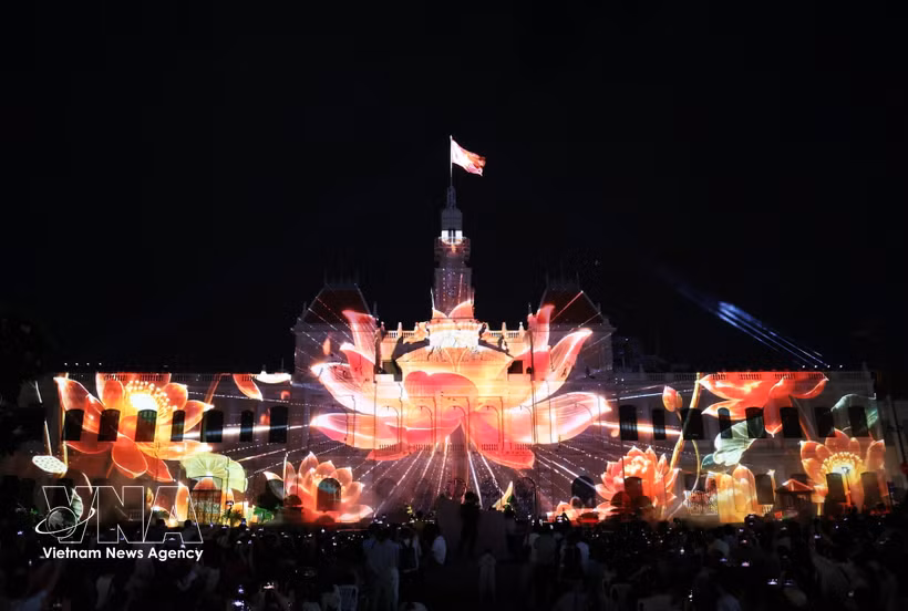 La fleur de lotus, symbole de la beauté et de l'identité culturelle vietnamiennes, est recréée en 3D sur la façade du siège du Comité populaire de Hô Chi Minh-Ville lors de la soirée d'inauguration. Photo : VNA