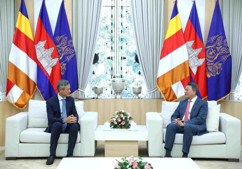 L'ambassadeur du Vietnam au Cambodge, Nguyên Minh Vu (gauche), et le vice-Premier ministre cambodgien et premier vice-président du Conseil pour le développement du Cambodge (CDC), Sun Chanthol. Photo: VNA