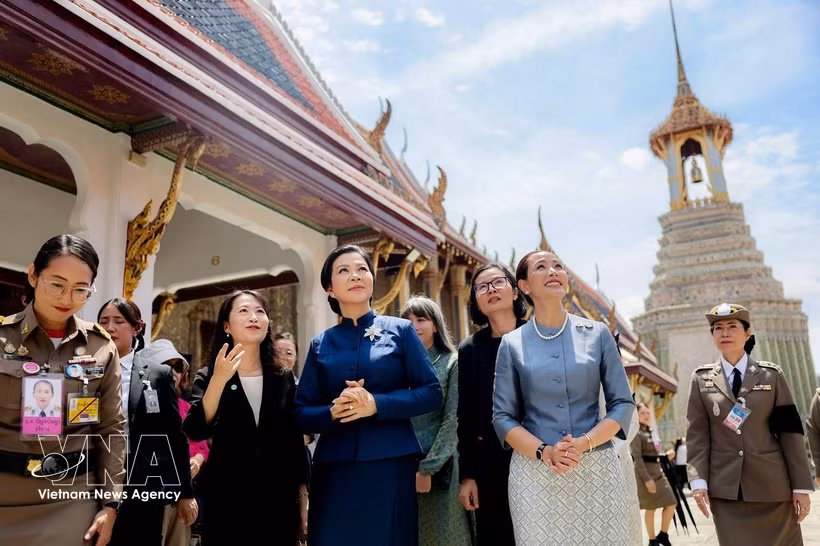 L'épouse du secrétaire général et président, To Lam, Mme Ngo Phuong Ly (gauche) et l'épouse du Premier ministre thaïlandais, Thananon Charnvirakul, visitent des sites historiques situés dans le Grand Palais à Bangkok. Photo : VNA.