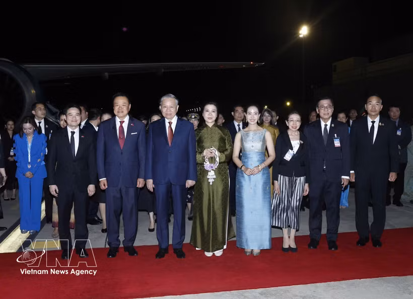 Adieux au secrétaire général et président To Lam et à son épouse à l'aéroport international Don Mueng. Photo : VNA.