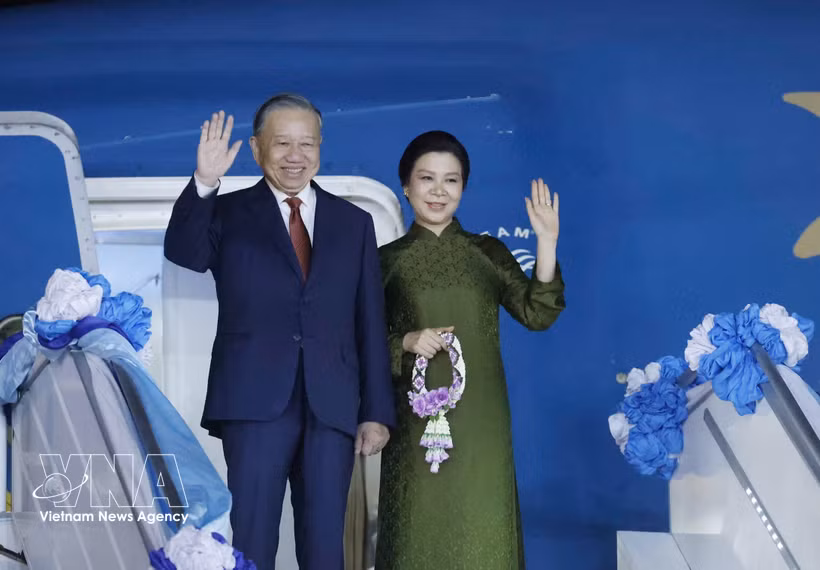 Le secrétaire général du Parti et président de la République, To Lam, son épouse Ngo Phuong Ly, quittent Bangkok pour se rendre à Singapour. Photo: VNA