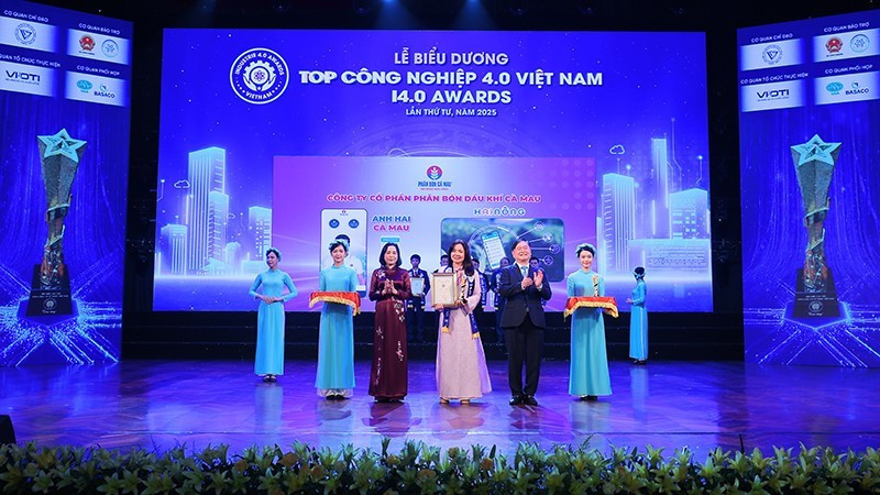 Des entreprises technologiques sont récompensées lors de la quatrième cérémonie des Vietnam Industry 4.0 Top Awards. Photo : nhandan.vn
