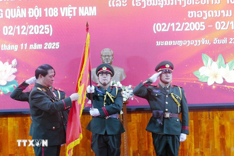 Le général de corps d’armée Vongsone Inpanphim,vice-ministre lao de la Défense et directeur du Département général de politique de l’Armée populaire lao, remet l'Ordre de l'Amitié de l'État lao à l'Hôpital central militaire 108. Photo : VNA