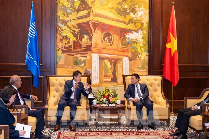 Le ministre des Sciences et des Technologies, Nguyên Manh Hung (droite), reçoit Daren Tan, directeur général de l'OMPI. Photo: VNA
