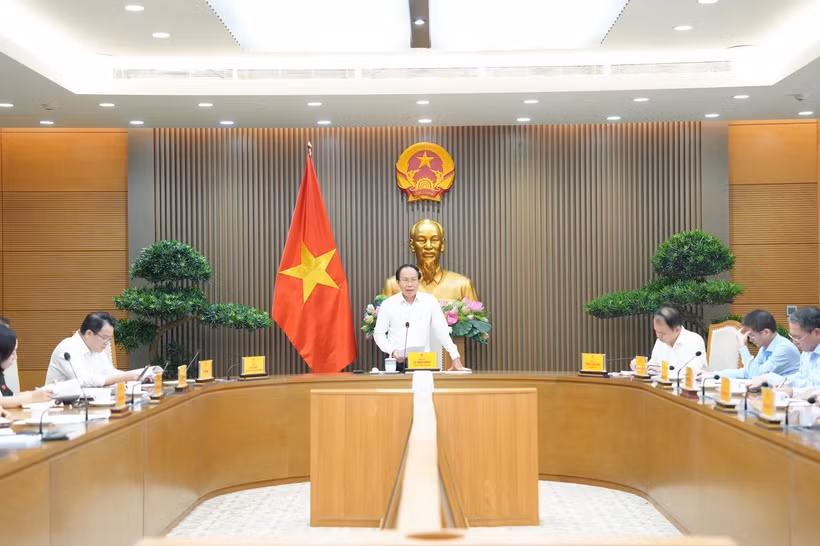 Le vice-Premier ministre Le Tien Chau préside plusieurs réunions pour écouter des rapports d'examen global. Photo : ministère de la Justice