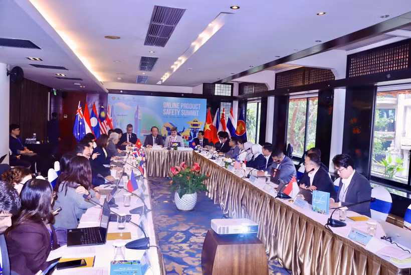 Les délégués participent au Sommet 2026 sur la sécurité des produits en ligne. Photo: dms.gov.vn.jpg