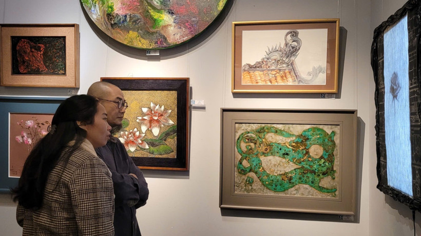 Des visiteurs à l'exposition. Photo: VNA