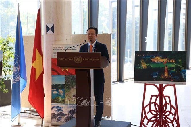 L'ambassadeur Phan Mai Dung s'exprime lors de la cérémonie d'ouverture de l'exposition. Photo: VNA