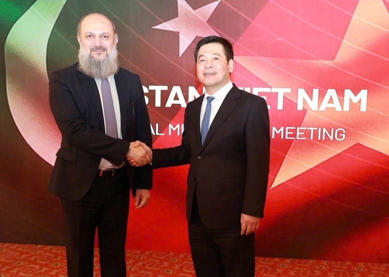 Le ministre de l'Industrie et du Commerce, Nguyen Hong Dien (droite), et son homologue pakistanais, Jam Kamal Khan. Photo: VNA