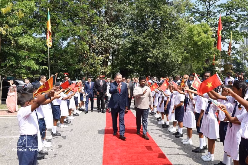 Le secrétaire général du Parti communiste du Vietnam (PCV) et président du Vietnam, To Lam (gauche), et le président sri-lankais Anura Kumara Dissanayake. Photo: VNA