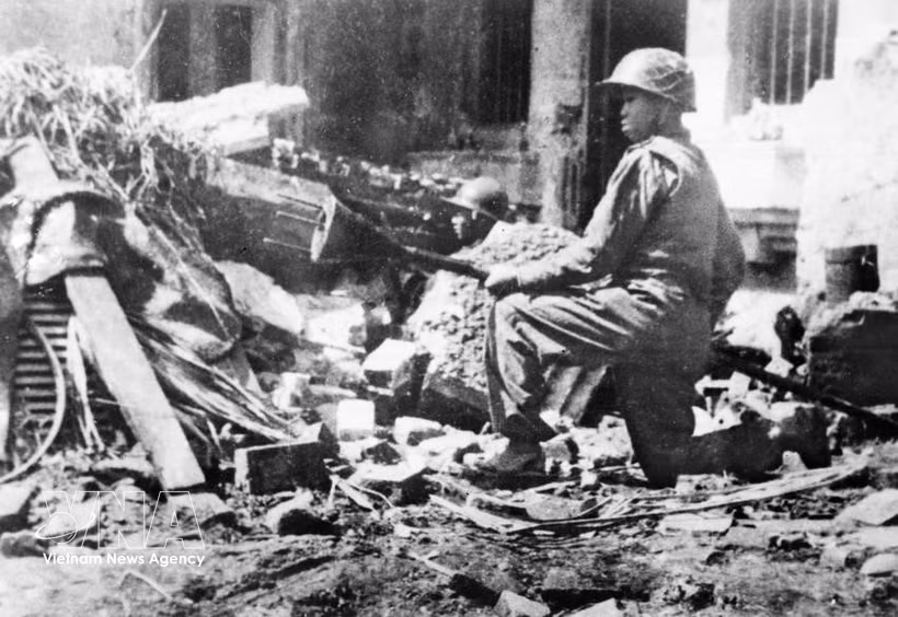 Le soldat Tran Thanh brandit une bombe à trois pointes, prêt à détruire les chars d'ennemis dans les rues d'Hanoï le 23 décembre 1946 – au début de la guerre de résistance nationale. Photo : Archives 