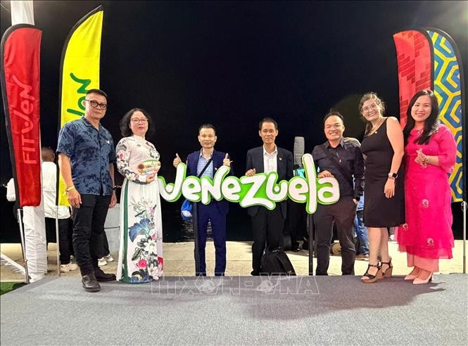 Des représentants d'agences de voyages vietnamiennes participent à la 18ᵉ Foire internationale du tourisme (FITVEN 2025). Photo: VNA