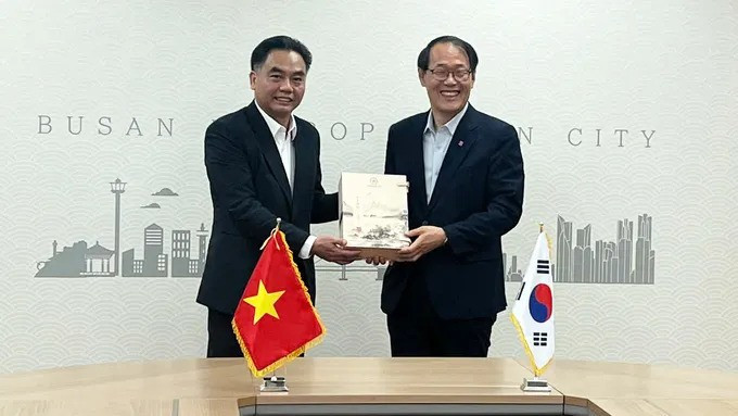 Le vice-président du Comité populaire de Hô Chi Minh-Ville, Nguyen Loc Ha (gauche), offre un souvenir au maire adjoint de la ville de Busan, Lee Jun-seung. Photo: sggp.org.vn.jpg
