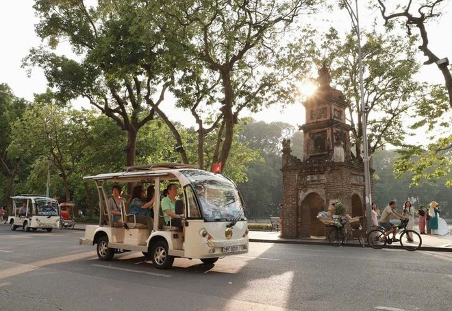 Des voitures électriques emmènent les touristes autour du lac Hoan Kiem. Photo : VNA
