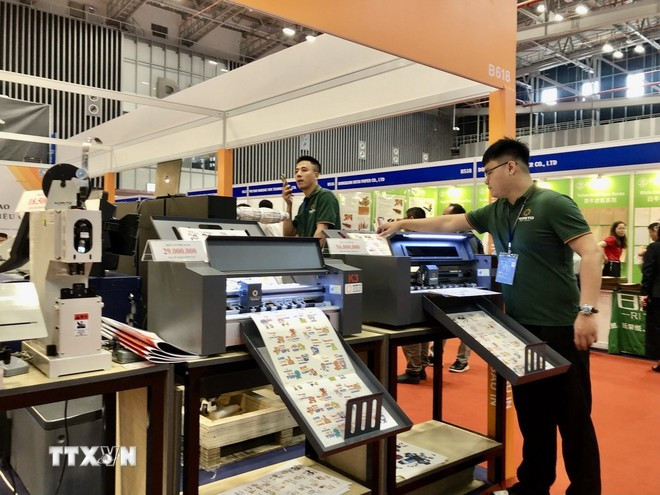 Des produits sont exposés lors du Salon international de l'industrie de l'impression et de l'emballage du Vietnam 2025 (VietnamPrintPack). Photo: VNA