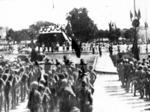Sur la place Ba Dinh, le 2 septembre 1945. Photo : VNA