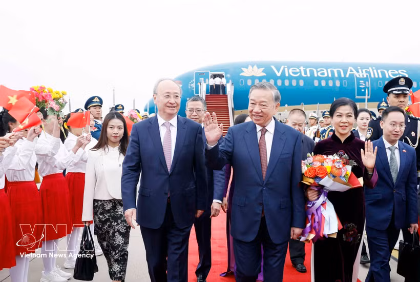 Accueil du dirigeant vietnamien To Lam et de son épouse à l’aéroport international de Pékin. Photo : VNA