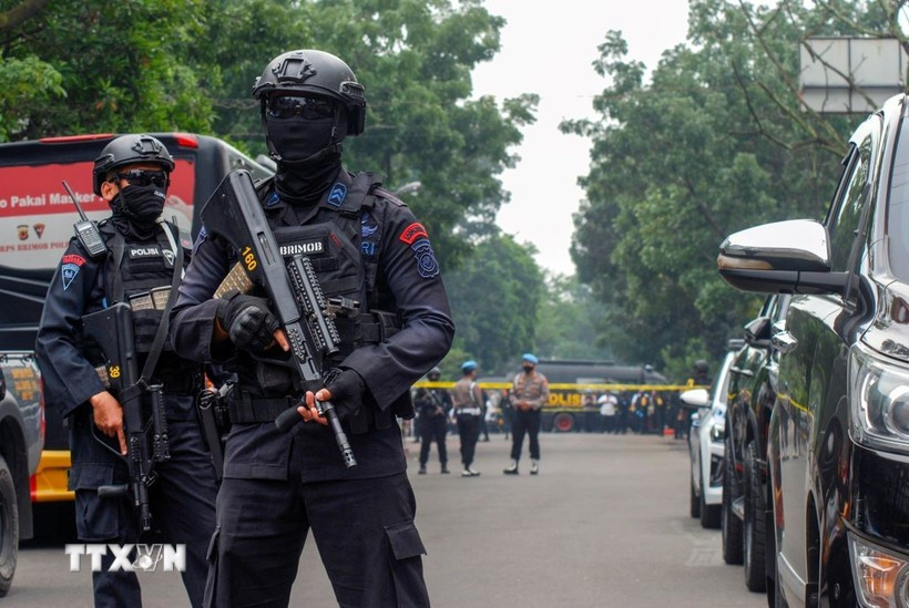 Des policiers devant un commissariat de la ville de Bandung, en Indonésie. Photo : AFP/VNA 