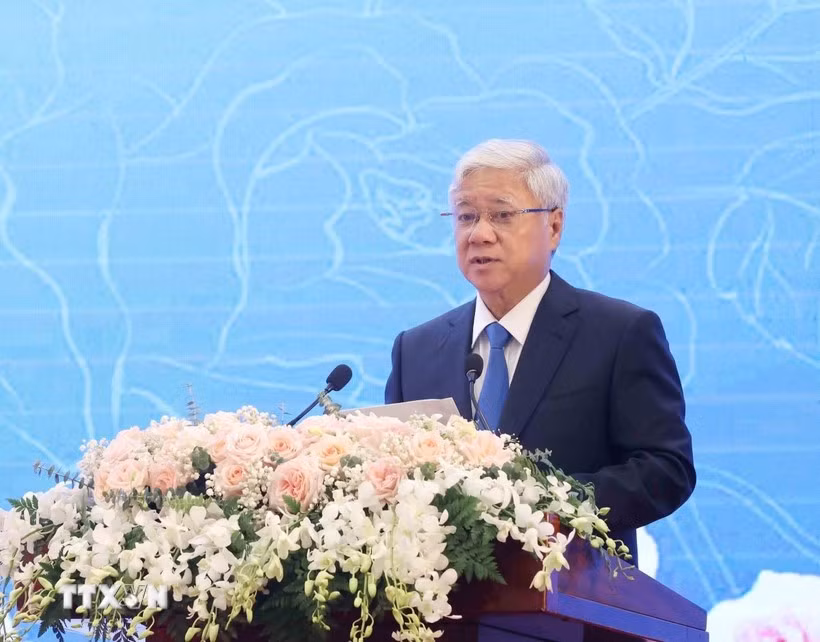 Le président du Comité central du Front de la Patrie du Vietnam, Dô Van Chiên, adresse une lettre de félicitations à Sinlavong Khoutphaythoune, président du Comité central du Front lao pour l’édification nationale (FLEN). Photo: VNA