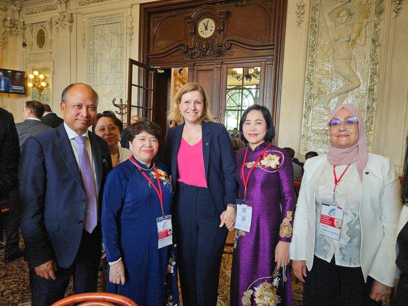 La vice-présidente de l'Assemblée nationale du Vietnam, Nguyen Thi Thanh (2e, droite), rencontre la présidente de l'Assemblée nationale française, Yaël Braun-Pivet (au milieu). Photo: VNA