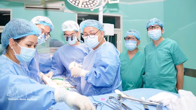 Transplantation rénale à l'hôpital central de Hue. Photo : VNA
