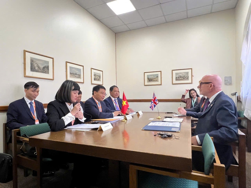 Séance de travail entre le ministre des Finances, Nguyên Van Thang, et Matt Western, envoyé spécial du Premier ministre britannique pour le commerce. Photo: VNA