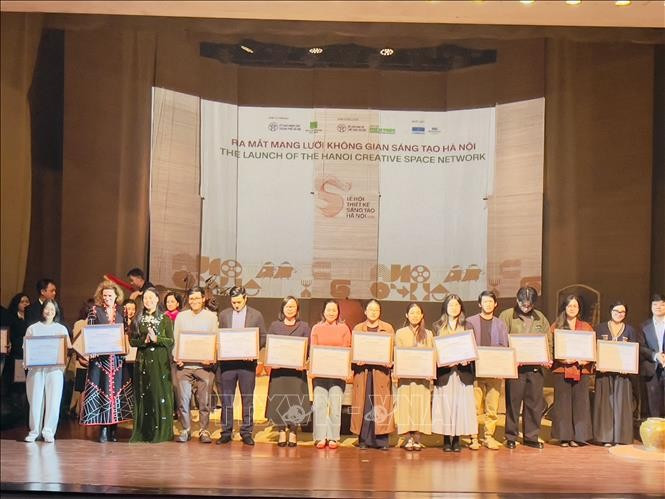 La directrice du Département de la Culture et des Sports de Hanoï, Mme Bach Lien Huong (3e, gauche), remet le certificat d'espace culturel créatif de Hanoï aux représentants des espaces culturels créatifs. Photo: VNA