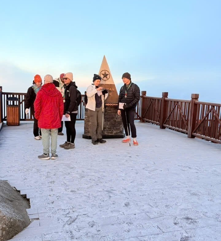 Les touristes sont ravis de découvrir la glace au sommet du mont Fansipan. Photo : VNA