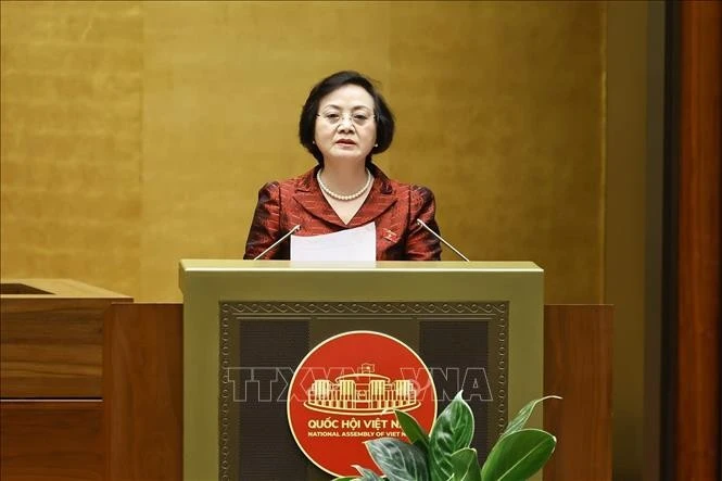 La ministre de l'Intérieur, Pham Thi Thanh Trà, présente un projet de la Loi sur les cadres et les fonctionnaires. Photo: VNA