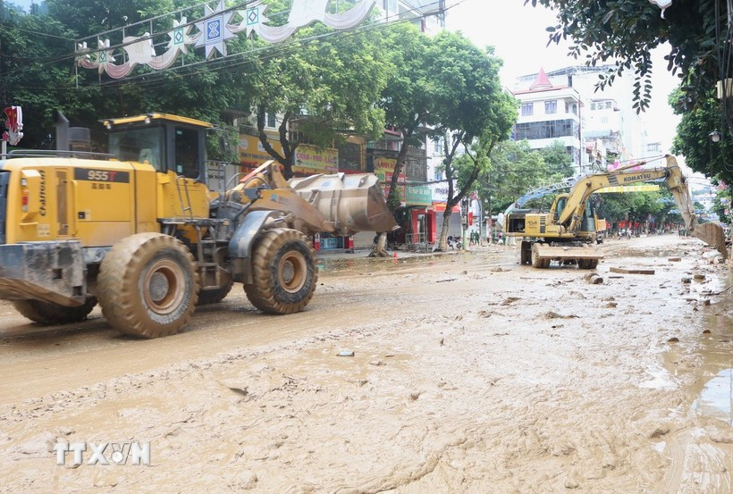 La province de Cao Bang mobilise des machines pour faire face aux conséquences des inondations. Photo : VNA