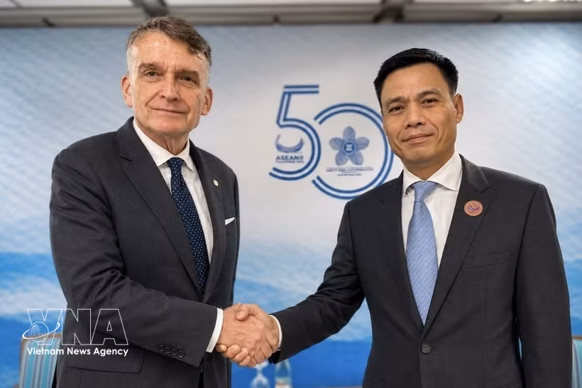 Le vice-ministre vietnamien des Affaires étrangères, Dang Hoang Giang (droite), et le directeur par intérim de l’UNRWA, Christian Saunders, le 22 juillet à Manille, aux Philippines. Photo: VNA