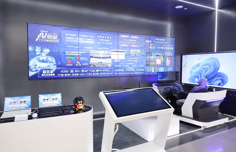 Le Centre de coopération pour l’innovation en intelligence artificielle Chine-ASEAN ambitionne de devenir une plateforme régionale majeure pour la recherche et le développement, l’application des technologies de l'IA, le transfert de technologies et la formation d’une main-d’œuvre hautement qualifiée. Photo: VNA
