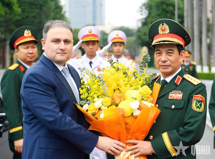 Le général Phan Van Giang, ministre vietnamien de la Défense, (droite) et le ministre de l'Industrie de la défense de la République d'Azerbaïdjan, Vugar Mustafayev. Photo: VNA