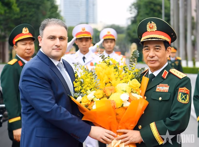 Le général Phan Van Giang, ministre vietnamien de la Défense, (droite) et le ministre de l'Industrie de la défense de la République d'Azerbaïdjan, Vugar Mustafayev. Photo: VNA