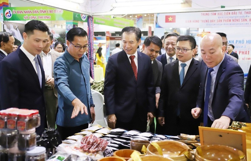Des délégués visitent un stand vietnamien lors de la foire. Photo: VNA