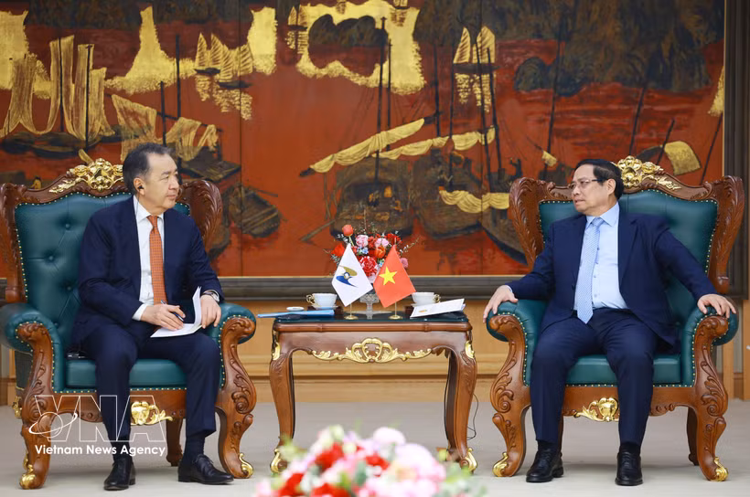 Le Premier ministre Pham Minh Chinh (droite) reçoit le président du Conseil de la Commission économique eurasiatique (CEE), Bakytzhan Sagintayev. Photo: VNA