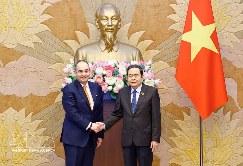 Le président de l’Assemblée nationale, Tran Thanh Man (droite), et le premier vice-président du Parlement hellénique, Ioannis Plakiotakis. Photo: VNA