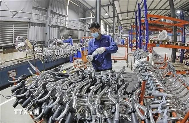 Fabrication de vélos chez la société Thong Nhat. Photo : VNA