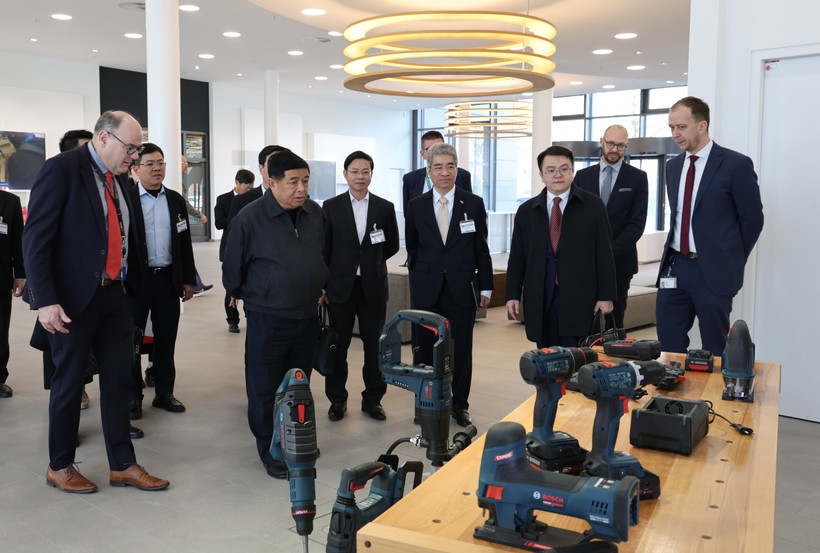Le vice-Premier ministre Nguyen Chi Dung visite le groupe industriel Bosch, en Allemagne. Photo : VNA 