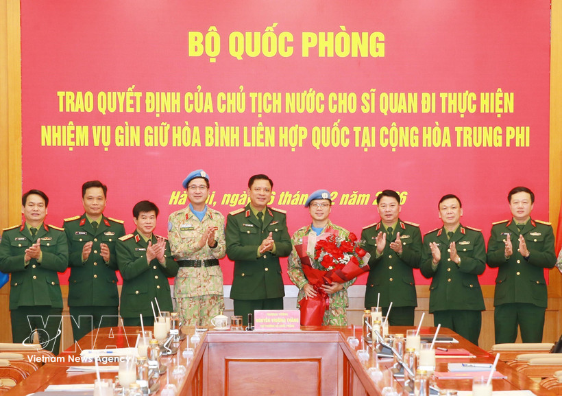 Des délégués à la cérémonie de remise de la décision de nomination au lieutenant-colonel Nguyen Hoang Long (quatrième, droite). Photo : VNA
