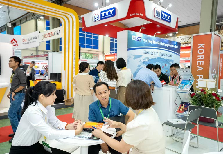 447 consultations commerciales sont menées entre les exposants sud-coréens et des acheteurs vietnamiens. Photo: Secutechvietnam